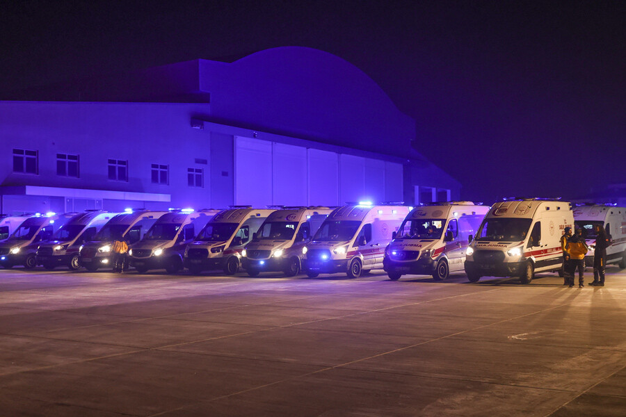 49 depremzede TSK'nın uçağıyla İstanbul'a geldi 49 depremzede TSK'nın uçağıyla İstanbul'a geldi