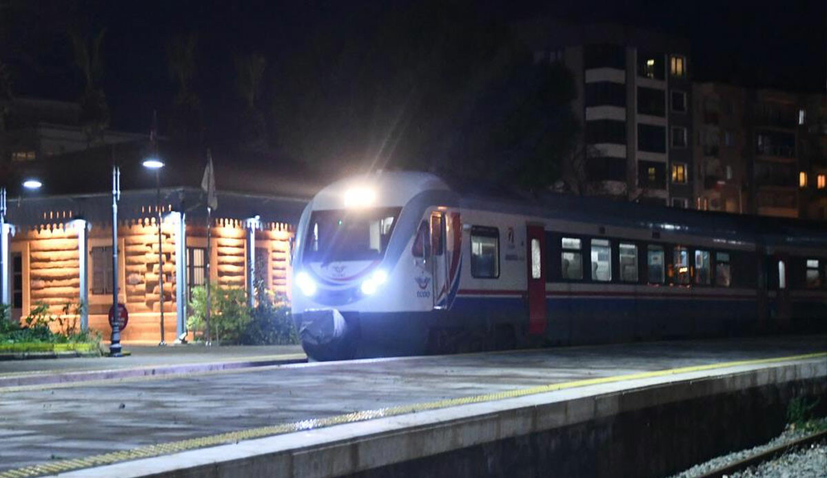 Tren makinalarının afetzedeleri taşımak üzere gönderilmesi nedeniyle bazı tren seferleri iptal edildi Tren makinalarının afetzedeleri taşımak üzere gönderilmesi nedeniyle bazı tren seferleri iptal edildi