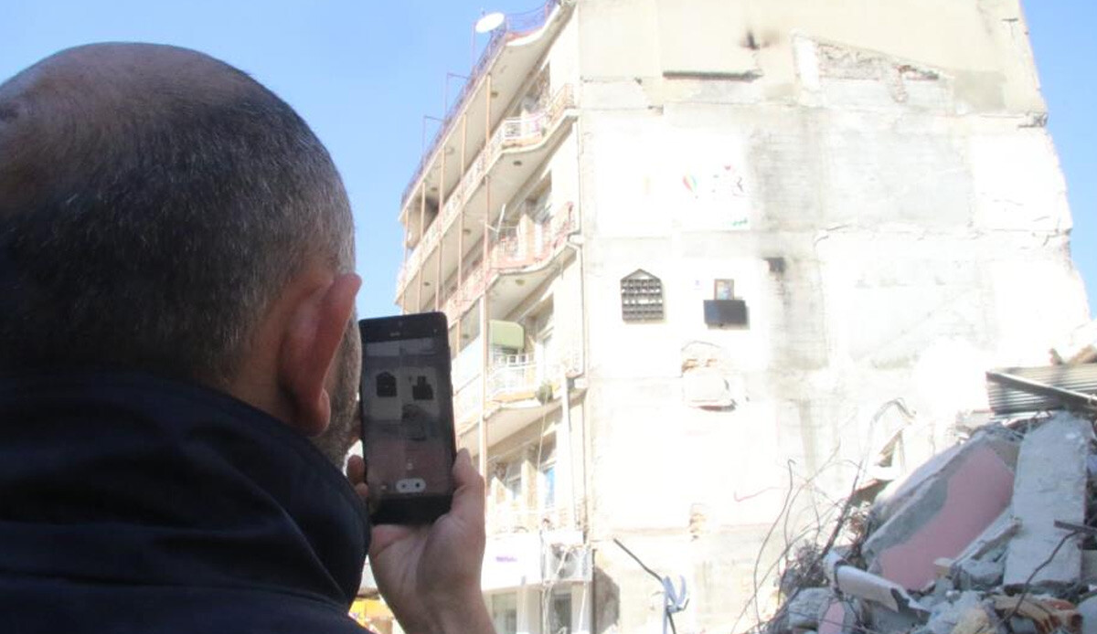 Korkunç detay depremde yıkılan bina ile ortaya çıktı! Görenleri şaşkına çevirdi, apartmanın duvarı yok