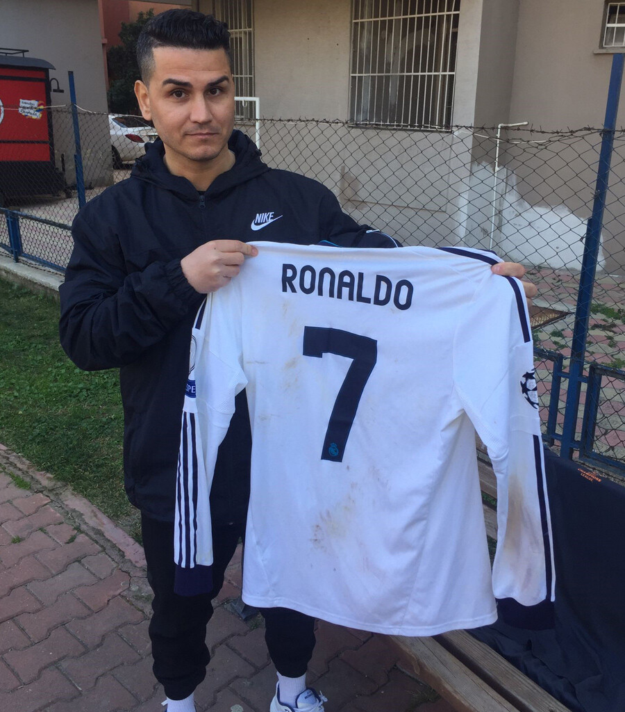 Adanalı Ronaldo'dan anlamlı hareket: Hediye aldığı 2 formayı depremzedeler için satışa çıkardı Adanalı Ronaldo'dan anlamlı hareket: Hediye aldığı 2 formayı depremzedeler için satışa çıkardı