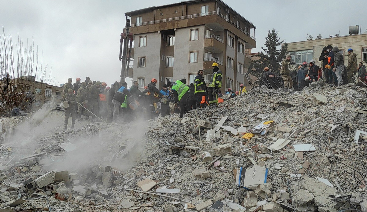 Deprem soruşturmasında gözaltı kararı verilmişti... 3 kişinin enkaz altında öldüğü açıklandı Deprem soruşturmasında gözaltı kararı verilmişti... 3 kişinin enkaz altında öldüğü açıklandı