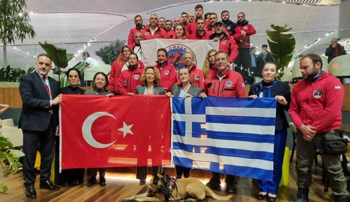 Yunan arama kurtarma ekibine 'teşekkür' alkışı Yunan arama kurtarma ekibine 'teşekkür' alkışı