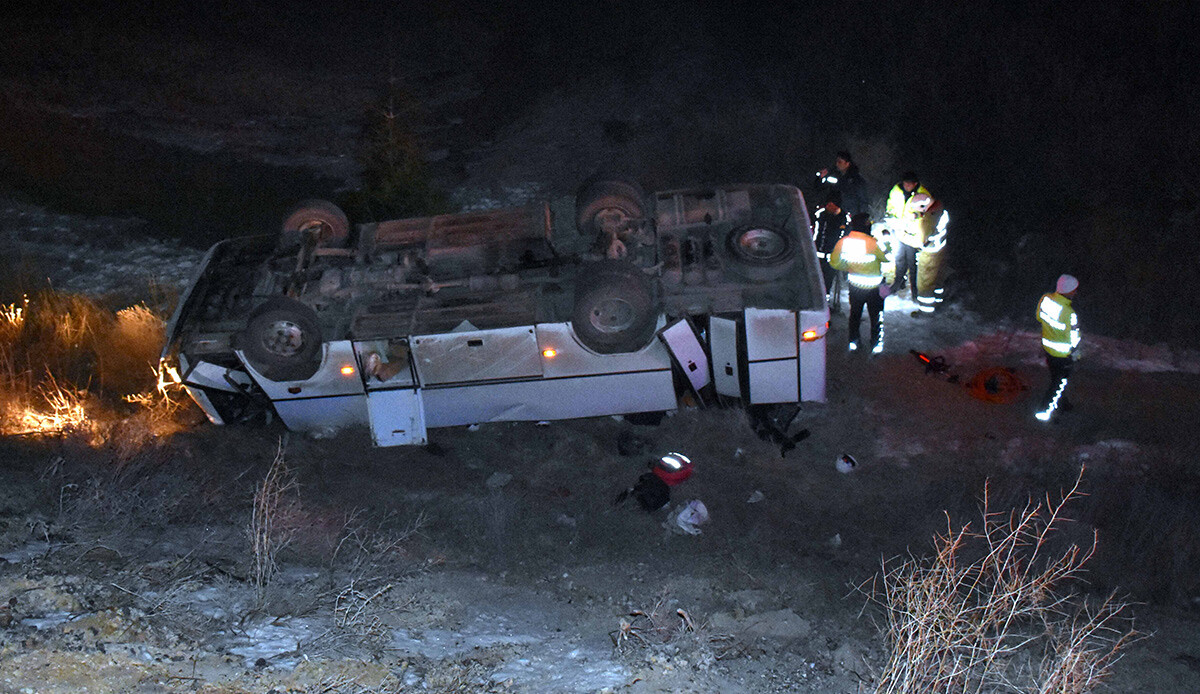 Deprem bölgesinden dönen ekip kaza yaptı: Çok sayıda yaralı var Deprem bölgesinden dönen ekip kaza yaptı: Çok sayıda yaralı var