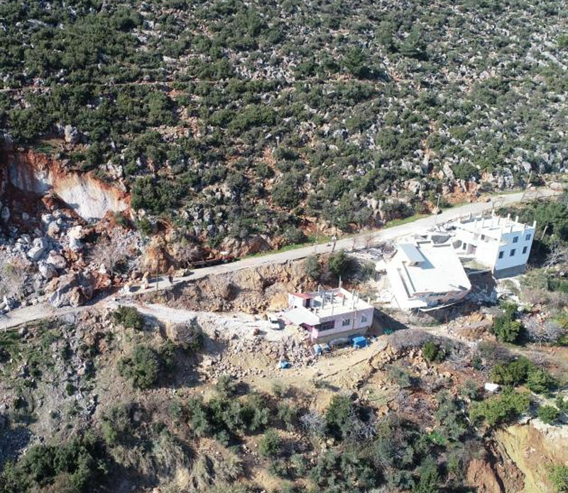 Devasa kayalar köye yuvarlandı! Evleri uçurumda kaldı, ölümle burun buruna geldiler Devasa kayalar köye yuvarlandı! Evleri uçurumda kaldı, ölümle burun buruna geldiler