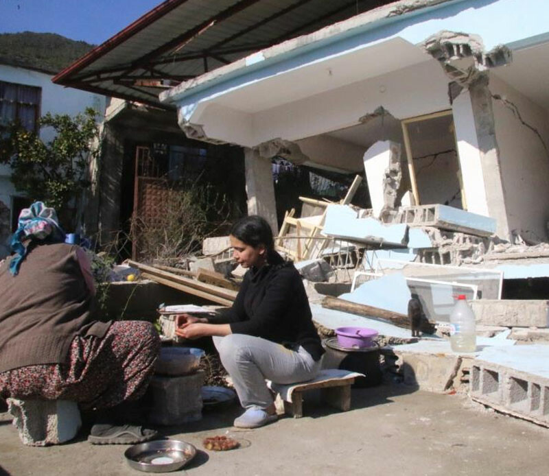 Devasa kayalar köye yuvarlandı! Evleri uçurumda kaldı, ölümle burun buruna geldiler Devasa kayalar köye yuvarlandı! Evleri uçurumda kaldı, ölümle burun buruna geldiler