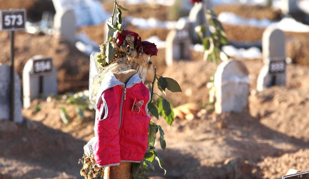 Duvak, başörtü, çocuk ayakkabısı... Depremin en acı yüzü: Hayatını kaybedenlerin toprağa verildiği mezarlık yürekleri dağladı