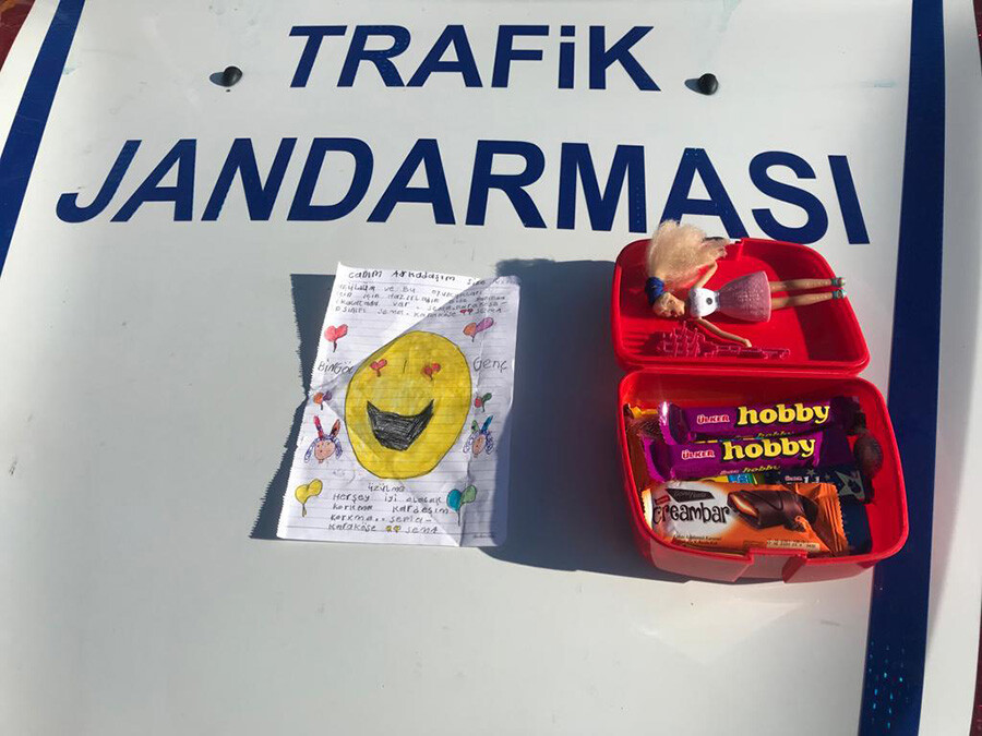 İlkokul öğrencisinden duygulandıran destek! Depremzede arkadaşı işin jandarmanın yolunu tuttu