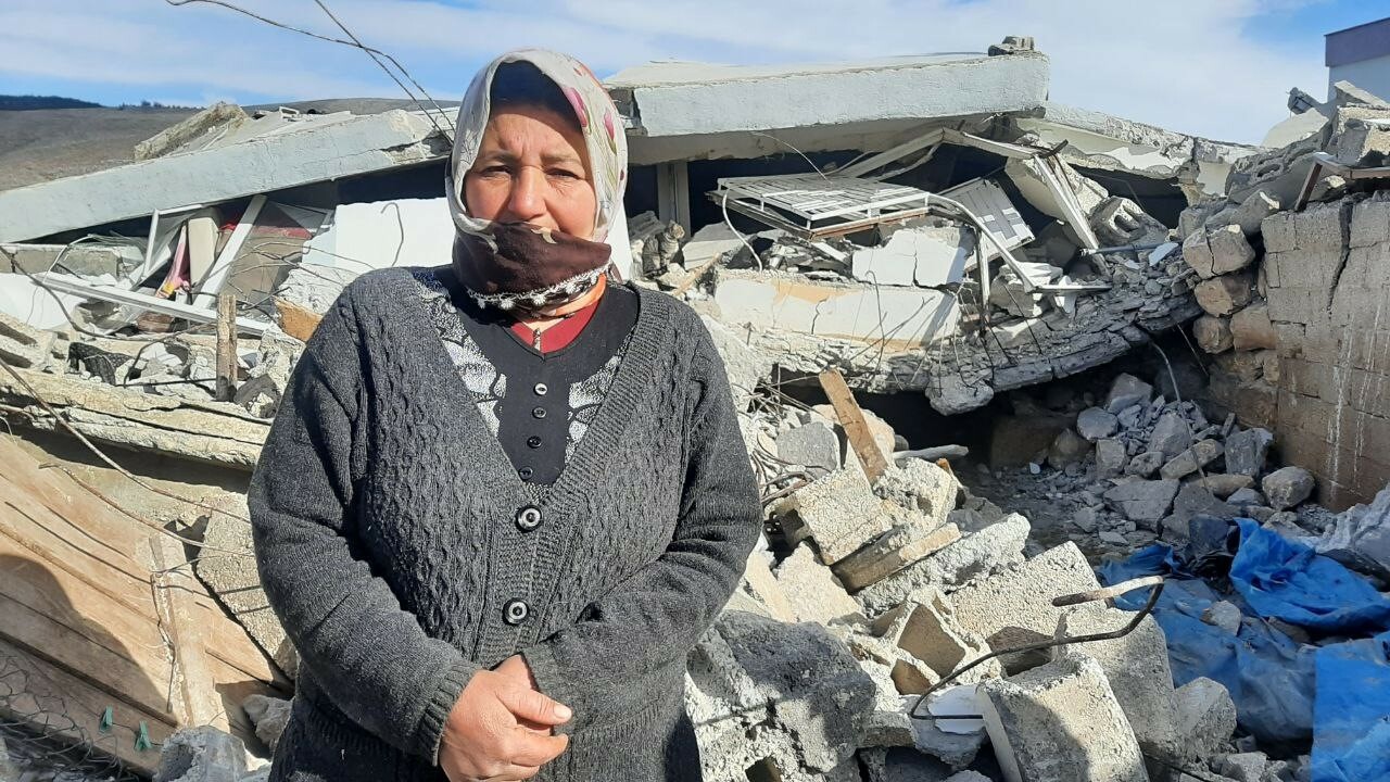 Sürünerek giriyor, ölümü göze alıp enkazın altındaki ineğini besliyor Sürünerek giriyor, ölümü göze alıp enkazın altındaki ineğini besliyor