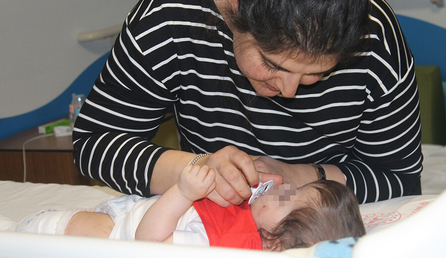 Beşiğiyle bahçeye düştü, kedi miyavlamasıyla kurtuldu! 9'uncu günde enkazdan çıkarılan Birce bebek annesine kavuştu