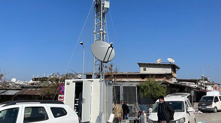 Deprem bölgesinde mobil baz istasyonlarının sayısı 400'ü geçti Deprem bölgesinde mobil baz istasyonlarının sayısı 400'ü geçti
