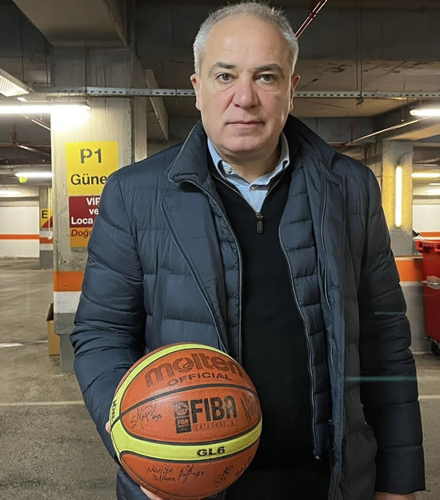 Ekrem Memnun'dan depremzedeler için manidar hareket: Euroleague şampiyonluğu topunu satışa çıkardı Ekrem Memnun'dan depremzedeler için manidar hareket: Euroleague şampiyonluğu topunu satışa çıkardı