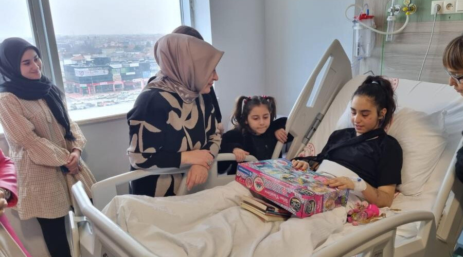 Enkazdan kurtuluşu umudun adı olmuştu: Yoğun bakımdan çıkan Hatice'ye doğum günü sürprizi