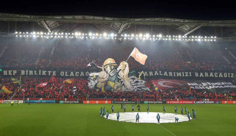 Tarihin en güzel koreografisi Trabzonspor - Basel maçında sergilendi Tarihin en güzel koreografisi Trabzonspor - Basel maçında sergilendi