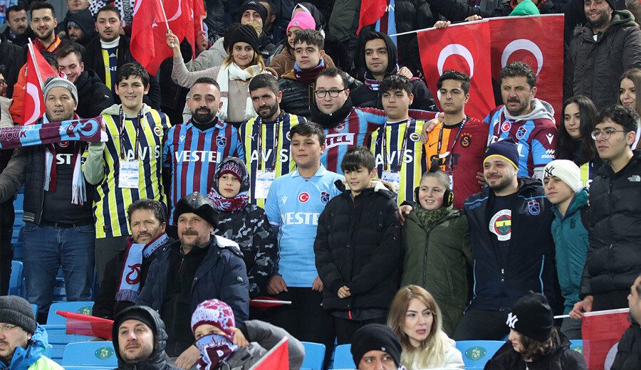 Tarihin en güzel koreografisi Trabzonspor - Basel maçında sergilendi Tarihin en güzel koreografisi Trabzonspor - Basel maçında sergilendi