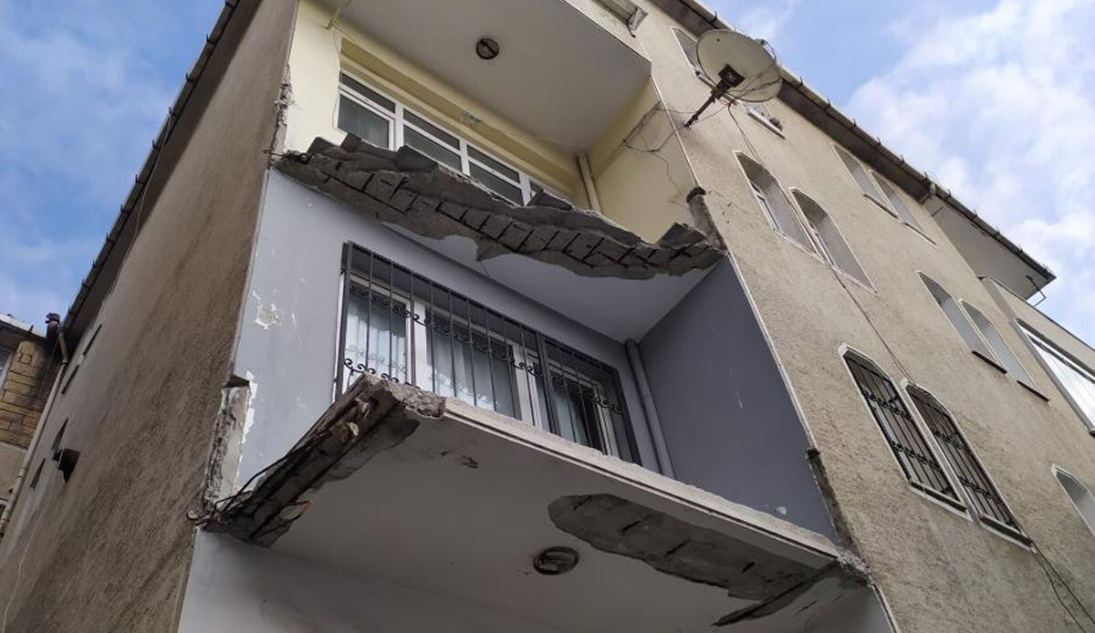 Küçükçekmece’de panik anlar! Balkon yıkıldı, herkes deprem oldu sandı: Çok korktuk