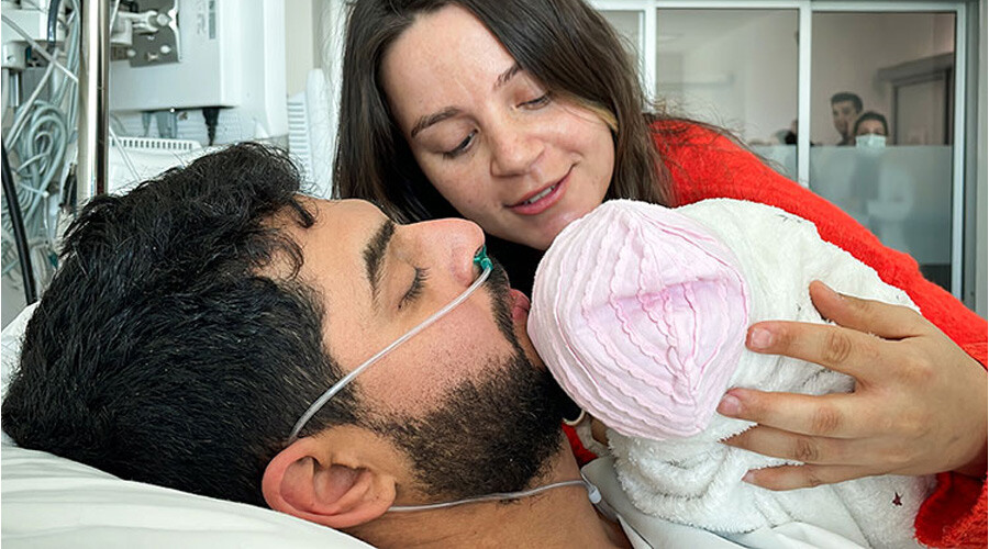 Önce yeni hayatına, sonra evladına kavuştu, 261. saatte kurtarılan baba 12 günlük bebeğiyle buluştu