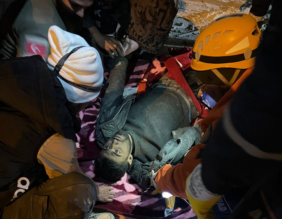 Hatay'da umutlar sürüyor... 261'inci saatte enkazdan iki kişi çıktı Hatay'da umutlar sürüyor... 261'inci saatte enkazdan iki kişi çıktı