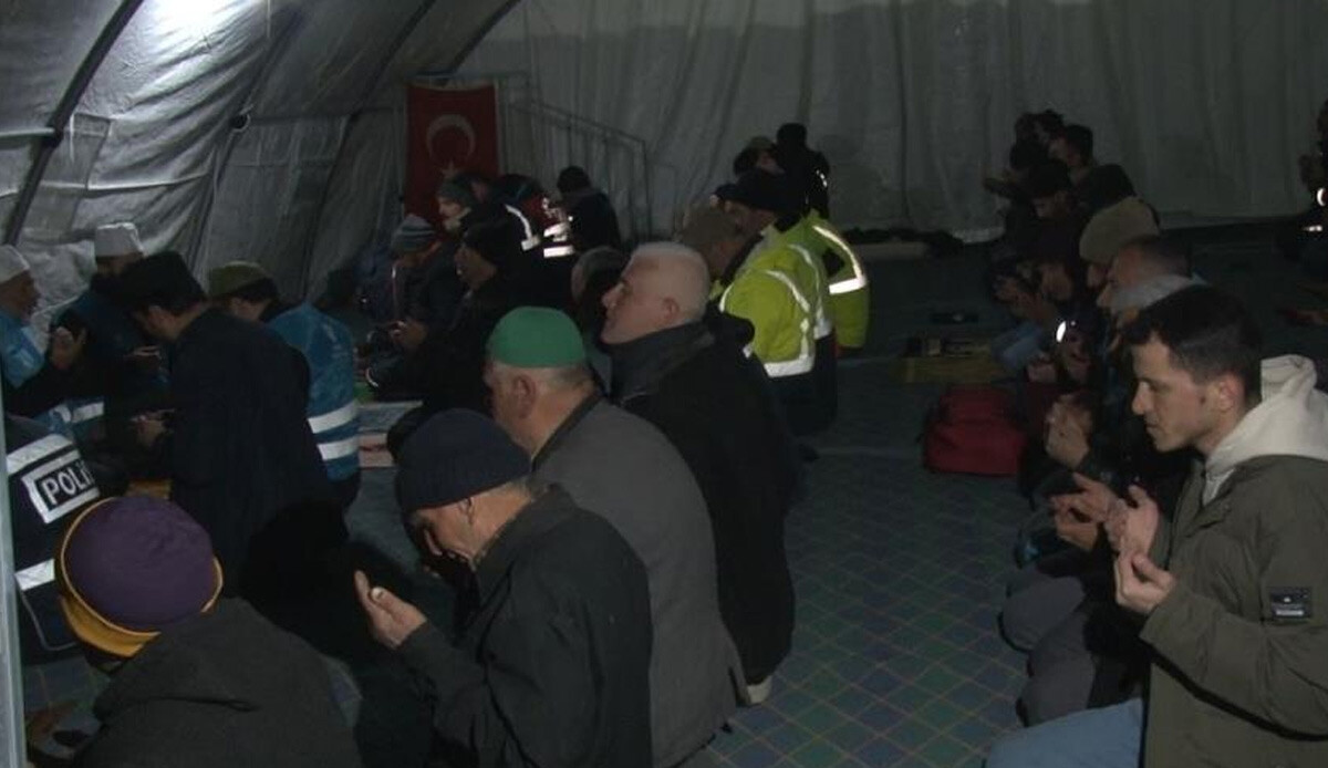 Miraç Kandili çadır mescitte idrak edildi, yitirilen canlar dualarla anıldı Miraç Kandili çadır mescitte idrak edildi, yitirilen canlar dualarla anıldı