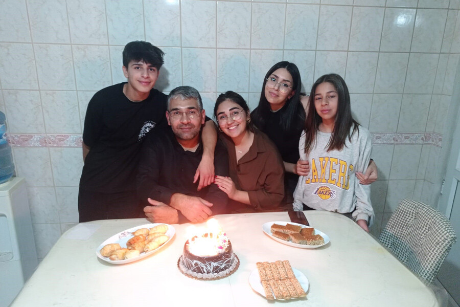 Depremde bütün ailesini kaybetti, kayıp kızını bulma umuduna tutundu