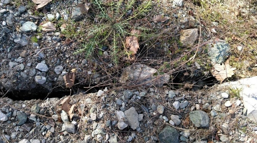 Hatay Erzin’de korkutan görüntü: Deprem nedeniyle yarıklar oluştu, suların rengi değişti