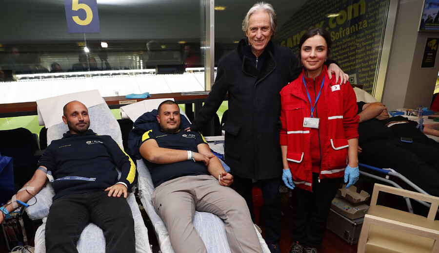 Jorge Jesus depremzedeler için Kızılay'a kan bağışı yapan yardımseverleri ziyaret etti
