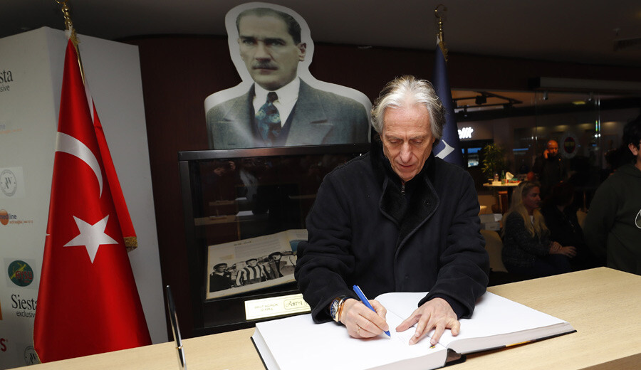 Jorge Jesus depremzedeler için Kızılay'a kan bağışı yapan yardımseverleri ziyaret etti