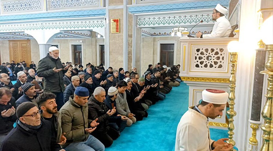 Miraç Kandili dualarla idrak edildi: Eller depremzedeler için semaya kalktı