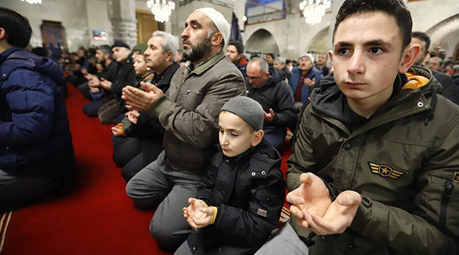 Miraç Kandili dualarla idrak edildi: Eller depremzedeler için semaya kalktı