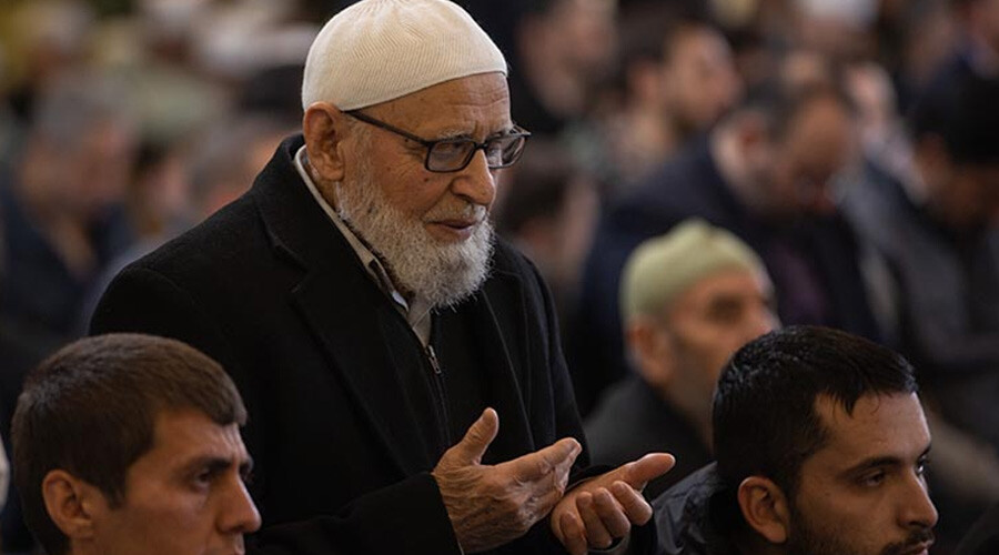Miraç Kandili dualarla idrak edildi: Eller depremzedeler için semaya kalktı