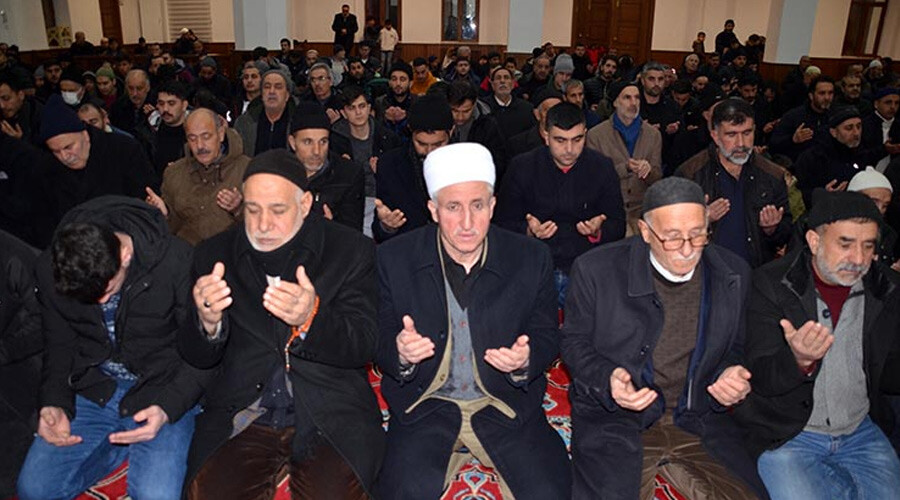 Miraç Kandili dualarla idrak edildi: Eller depremzedeler için semaya kalktı