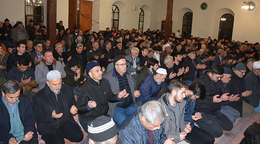 Miraç Kandili dualarla idrak edildi: Eller depremzedeler için semaya kalktı