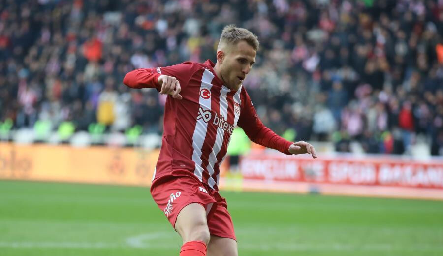 Sivasspor'un Yunan stoperi Dimitrios Goutas depremzedeler için AFAD'a 700 bin TL’lik bağış yaptı Sivasspor'un Yunan stoperi Dimitrios Goutas depremzedeler için AFAD'a 700 bin TL’lik bağış yaptı