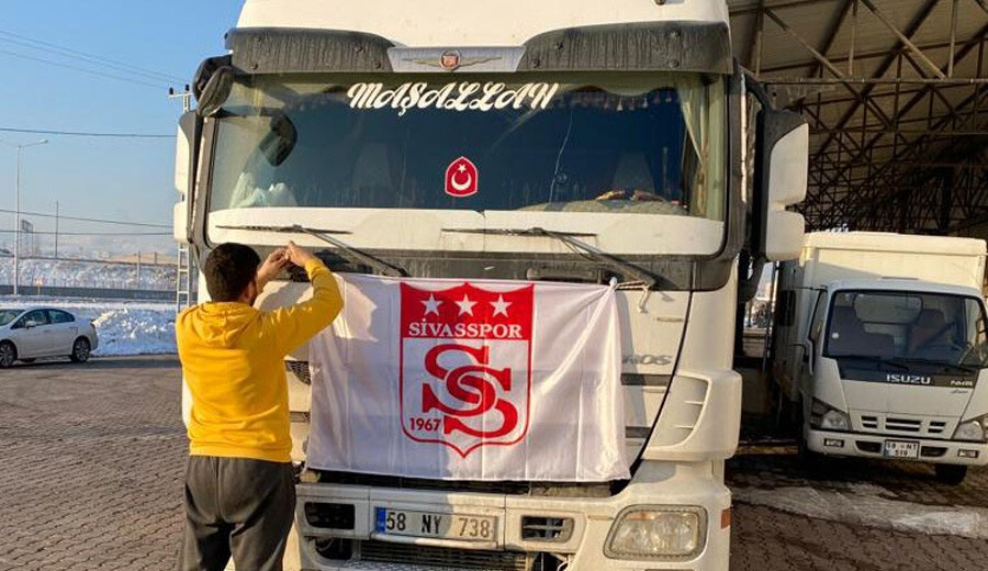 Sivasspor'un Yunan stoperi Dimitrios Goutas depremzedeler için AFAD'a 700 bin TL’lik bağış yaptı Sivasspor'un Yunan stoperi Dimitrios Goutas depremzedeler için AFAD'a 700 bin TL’lik bağış yaptı