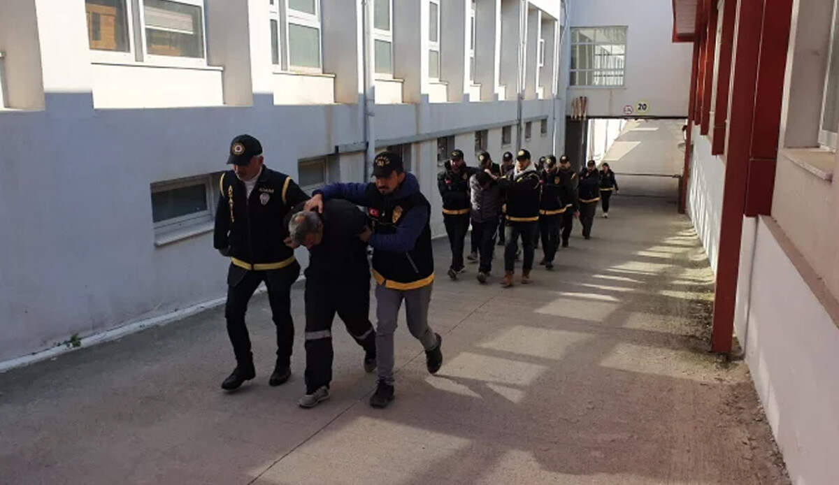 Adana&#039;da depremzedelerin araçlarını çalan 12 kişi yakalandı
