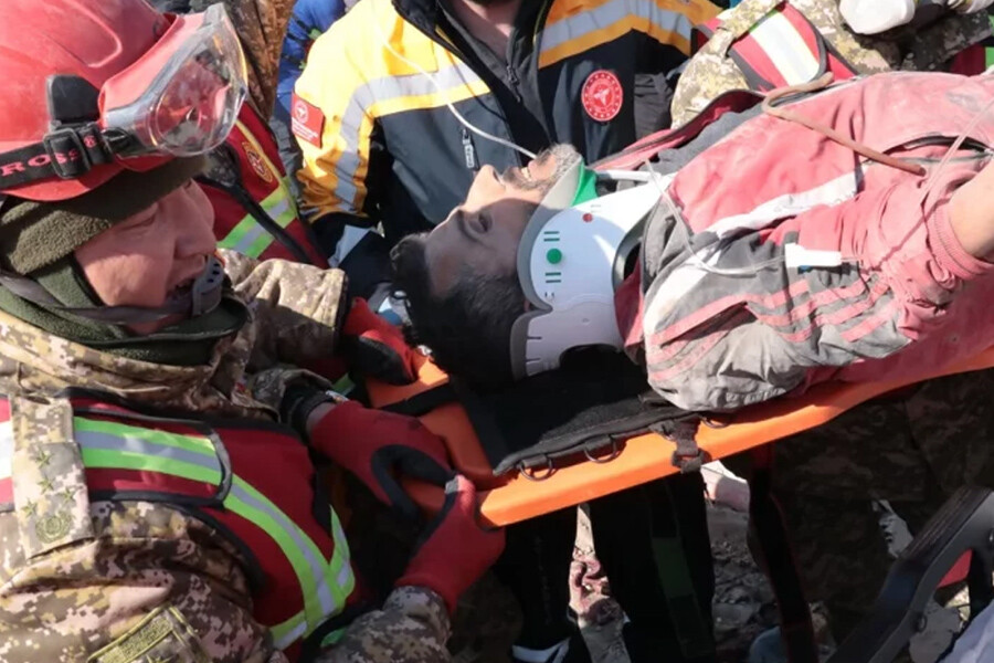 Hatay'da depremin 296. saatinde inanılmaz kurtuluş: 3 kişi daha enkazdan sağ çıkarıldı Hatay'da depremin 296. saatinde inanılmaz kurtuluş: 3 kişi daha enkazdan sağ çıkarıldı