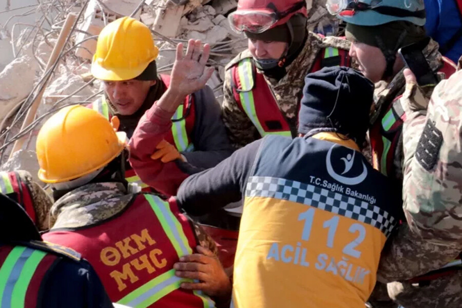 Hatay'da depremin 296. saatinde inanılmaz kurtuluş: 3 kişi daha enkazdan sağ çıkarıldı Hatay'da depremin 296. saatinde inanılmaz kurtuluş: 3 kişi daha enkazdan sağ çıkarıldı