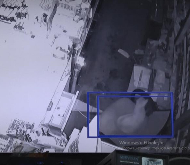 Asrın felaketinde 1 tonluk raf beşik gibi sallandı! Marketteki kedinin tepkisi dikkat çekti