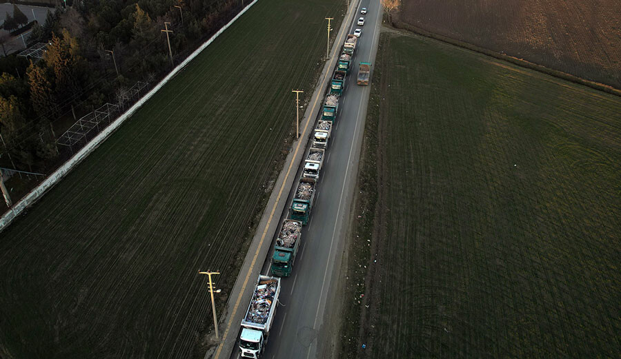 Bir şehrin enkazı böyle taşınıyor! Metrelerce kuyruk oluştu