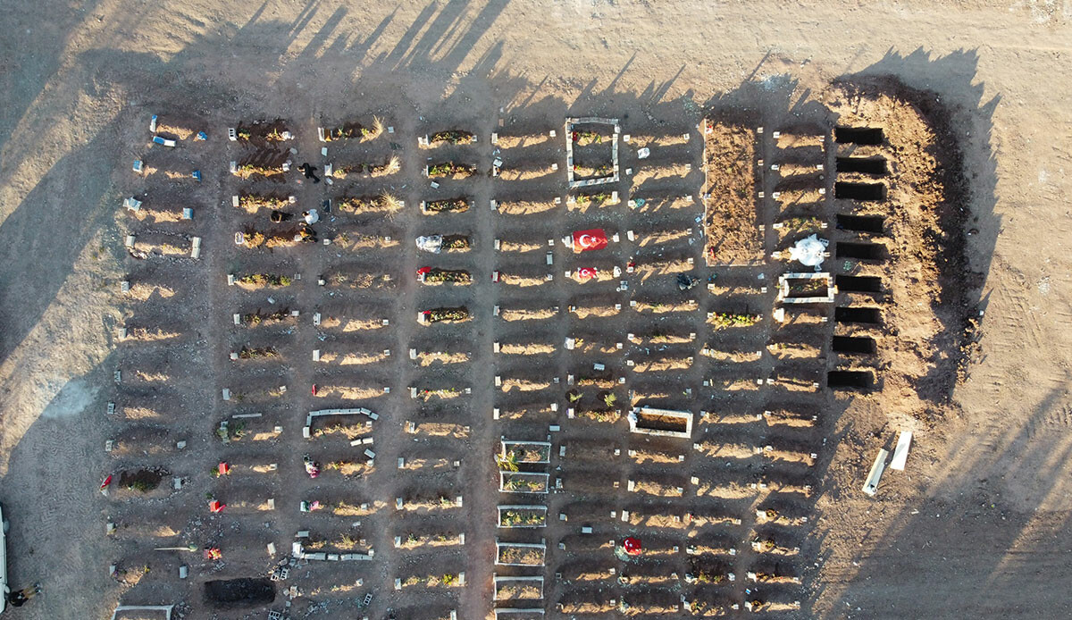 Kiminde gelinlik, kiminde oyuncak var! Deprem bölgesinde yürekleri dağlayan görüntü