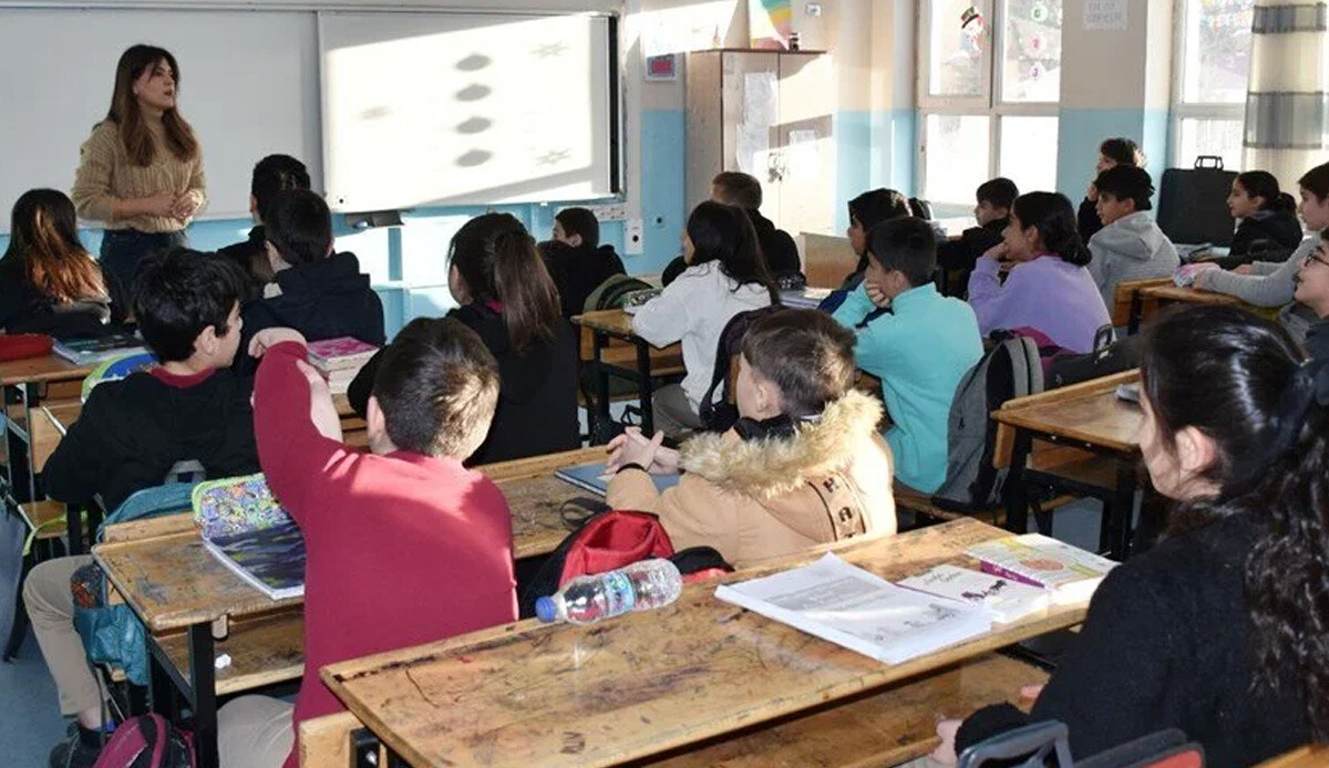 Depremin ardından okullarda ilk zil çaldı: 71 ilde öğrenciler bugün ders başı yaptı