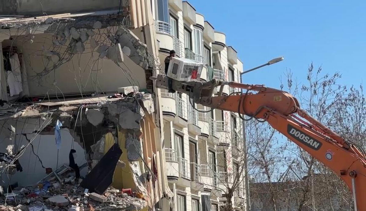 Depremzede pes dedirtti! Çeyizlik çamaşır makinesi için acil yıkım kararı bulunan binaya girdi Depremzede pes dedirtti! Çeyizlik çamaşır makinesi için acil yıkım kararı bulunan binaya girdi