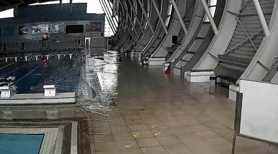 Görüntüler tsunamiyi andırdı… Deprem anında yüzme havuzu beşik gibi sallandı! Görüntüler tsunamiyi andırdı… Deprem anında yüzme havuzu beşik gibi sallandı!