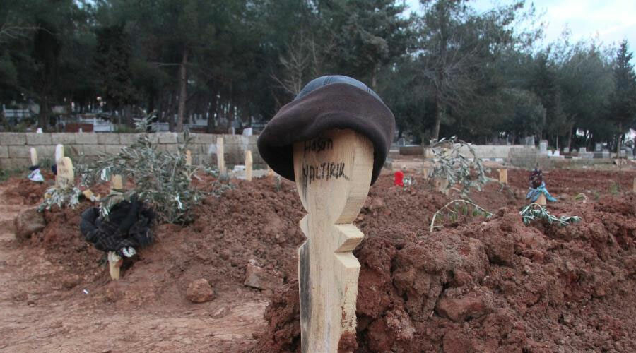 Deprem mezarlığında yürek burkan detaylar! Kiminin mezarı başına beyaz duvak kiminin kalemleri koyuldu…