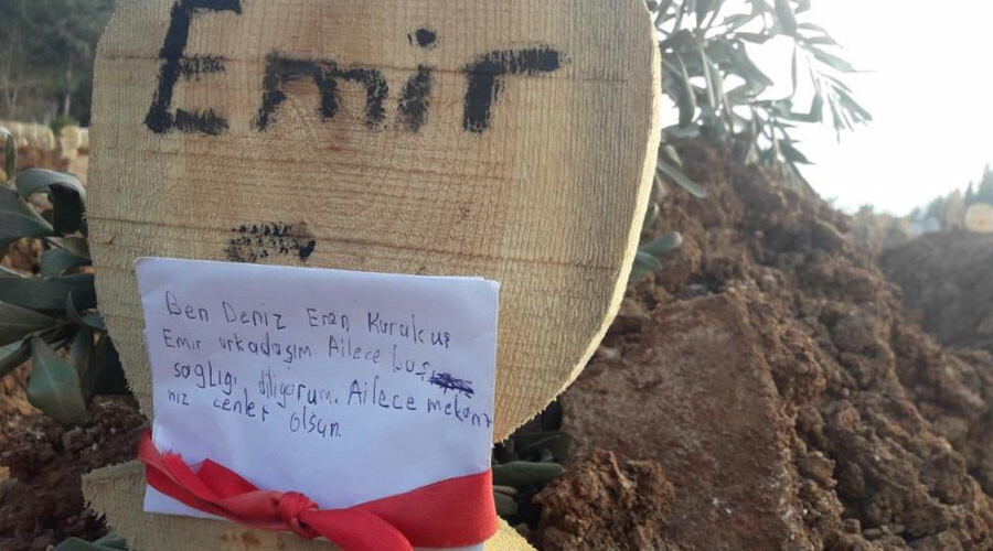 Deprem mezarlığında yürek burkan detaylar! Kiminin mezarı başına beyaz duvak kiminin kalemleri koyuldu…