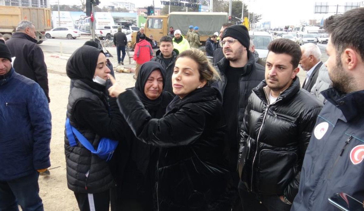 17 kişinin hayatını kaybettiği Hayat Sitesi'nde korkunç iddia! Kolonlarla birlikte tavan kesildi 17 kişinin hayatını kaybettiği Hayat Sitesi'nde korkunç iddia! Kolonlarla birlikte tavan kesildi