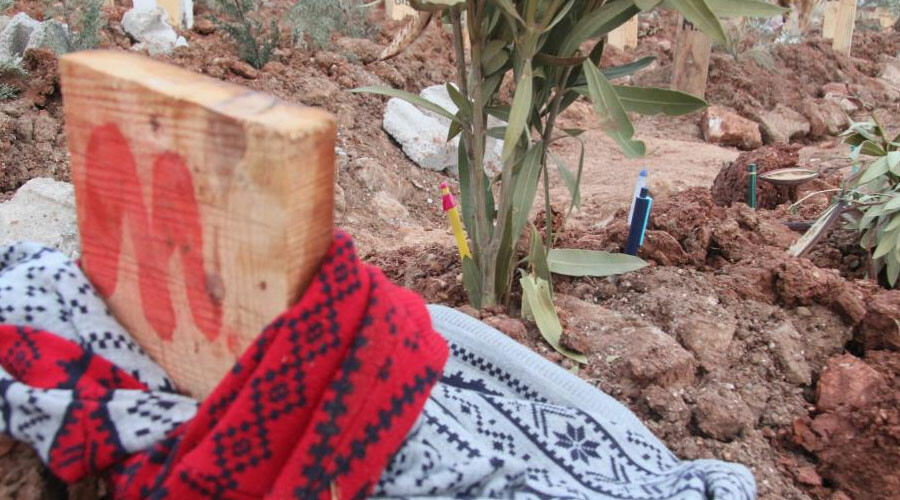 Deprem mezarlığında yürek burkan detaylar! Kiminin mezarı başına beyaz duvak kiminin kalemleri koyuldu…