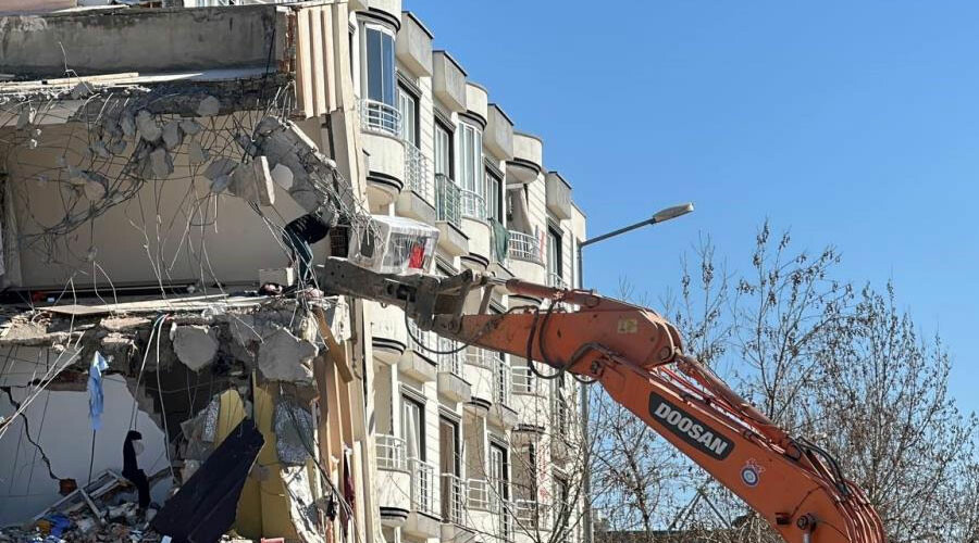 Depremzede pes dedirtti! Çeyizlik çamaşır makinesi için acil yıkım kararı bulunan binaya girdi