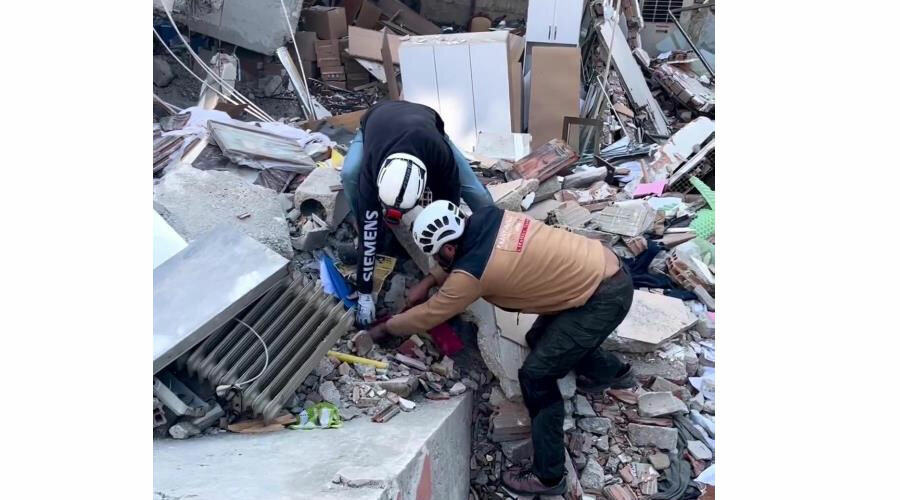 Enkazda Türk bayrağı hassasiyeti: Özenle çıkarıp, öperek cebine koydu Enkazda Türk bayrağı hassasiyeti: Özenle çıkarıp, öperek cebine koydu