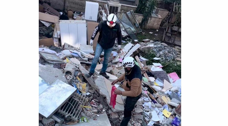 Enkazda Türk bayrağı hassasiyeti: Özenle çıkarıp, öperek cebine koydu Enkazda Türk bayrağı hassasiyeti: Özenle çıkarıp, öperek cebine koydu