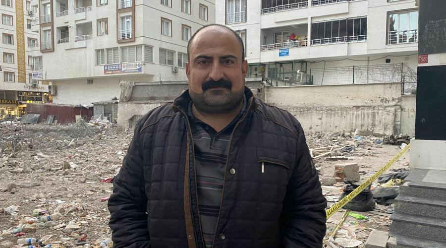 Depremin sarstığı Diyarbakır’da 10 katlı bina aracı böyle yuttu Depremin sarstığı Diyarbakır’da 10 katlı bina aracı böyle yuttu